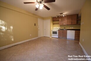 1 Colonial Village Dr, Unit 3 in Arlington, MA - Building Photo