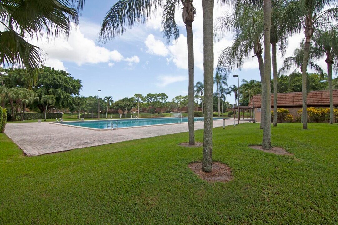 2011 20th Ln in Greenacres, FL - Building Photo