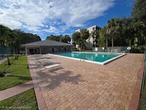 8735 Ramblewood Dr in Coral Springs, FL - Building Photo - Building Photo