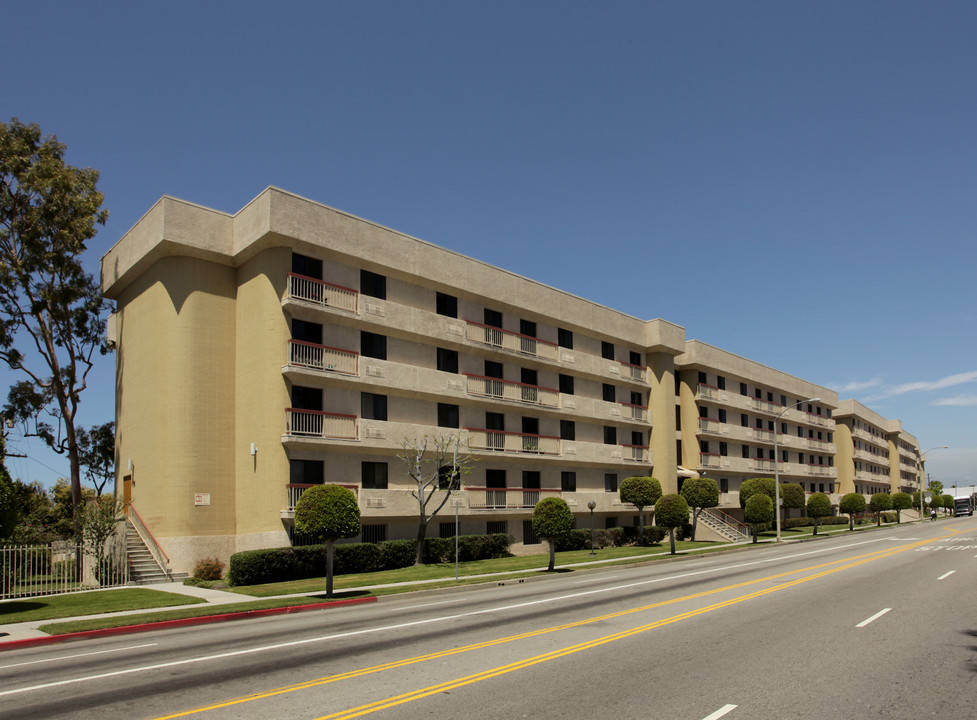 Baldwin Villa Plaza in Los Angeles, CA - Building Photo