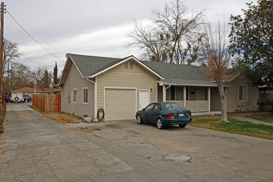 1053 Las Palmas Ave in Sacramento, CA - Foto de edificio