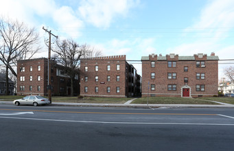 Clarendon Apartments in West Hartford, CT - Building Photo - Building Photo