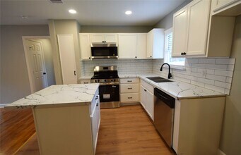 8130 Sharondale Dr in Houston, TX - Building Photo - Building Photo