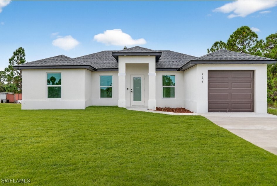 1108 Eauclaire St E in Lehigh Acres, FL - Building Photo