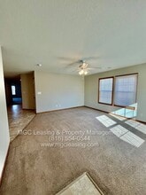 622 Willow Ln in Peculiar, MO - Building Photo - Building Photo