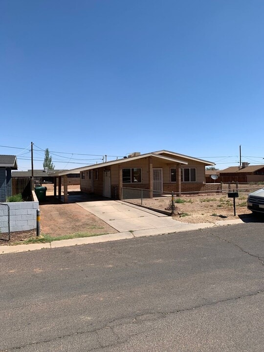 800 W Hillview St in Winslow, AZ - Building Photo