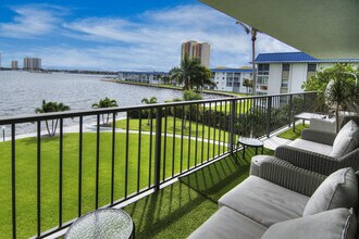 3040 Lake Shore Dr in Riviera Beach, FL - Building Photo - Building Photo