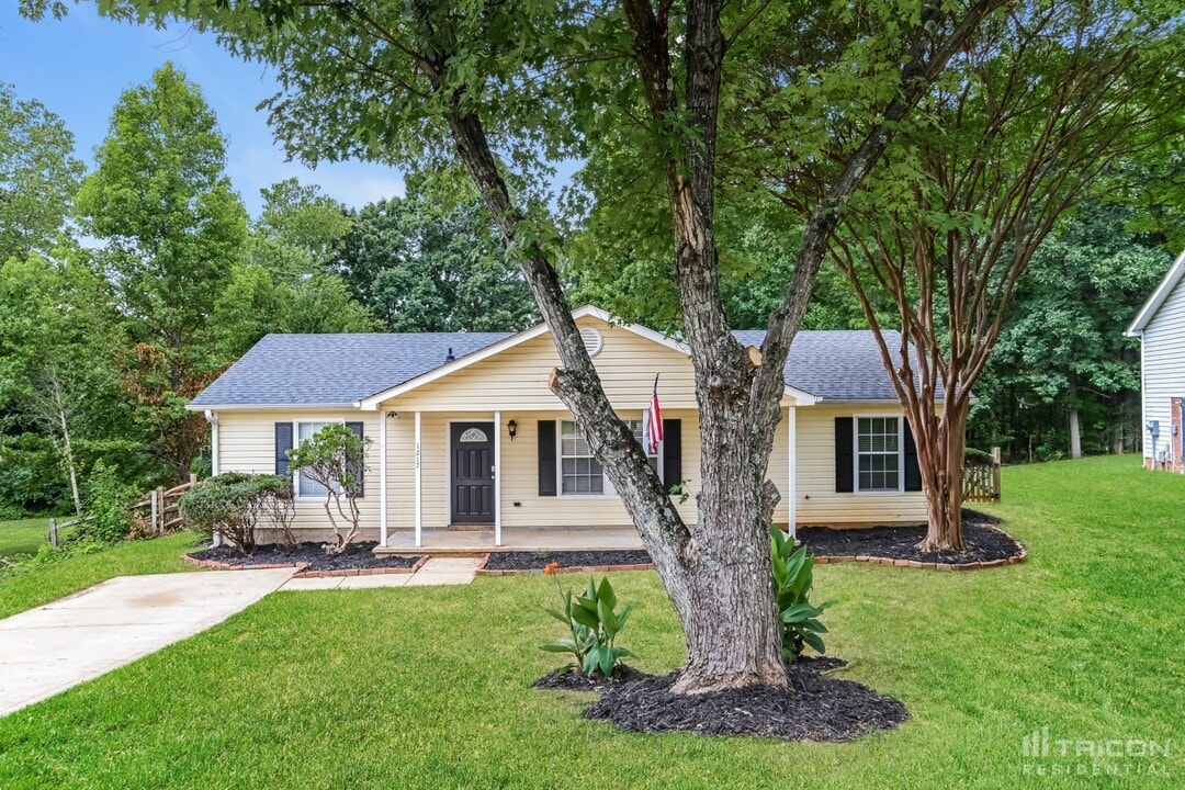 1217 Capps Hollow Dr in Charlotte, NC - Building Photo