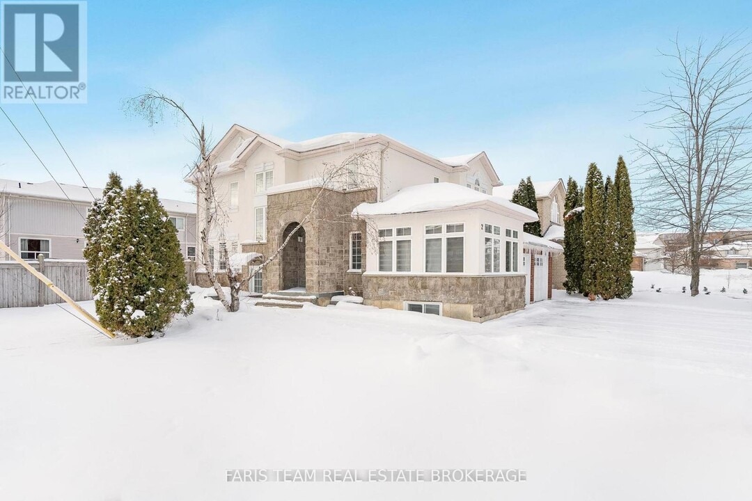 2 Vanessa Dr in Orillia, ON - Building Photo