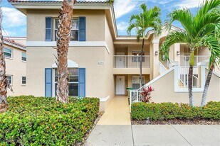 6496 Huntington Lakes Cir, Unit 201 in Naples, FL - Building Photo