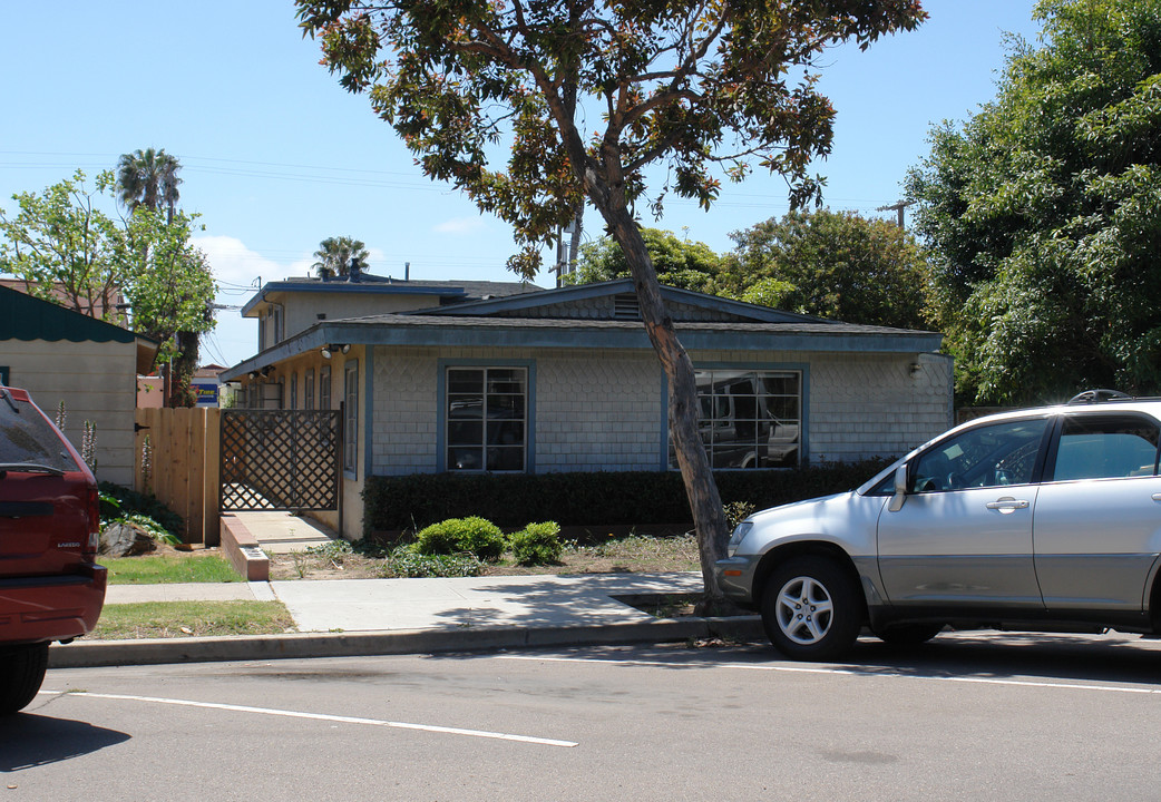 1019-1025 Hornblend St in San Diego, CA - Building Photo