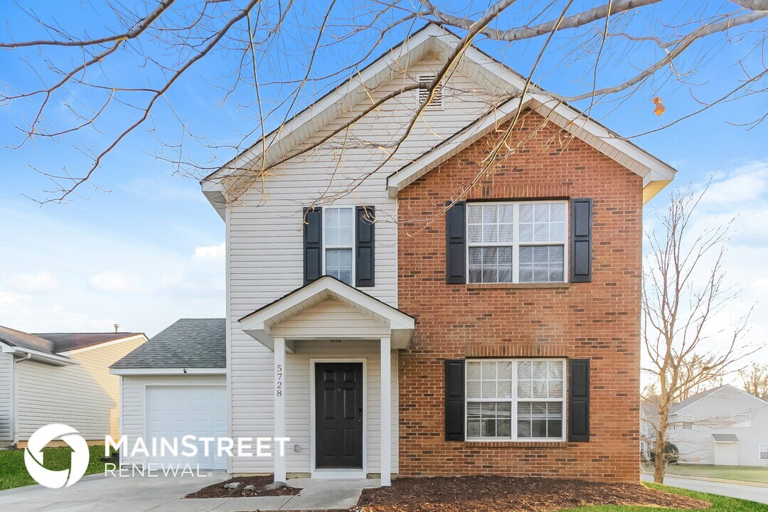 5728 Fairchase Ave in Charlotte, NC - Building Photo