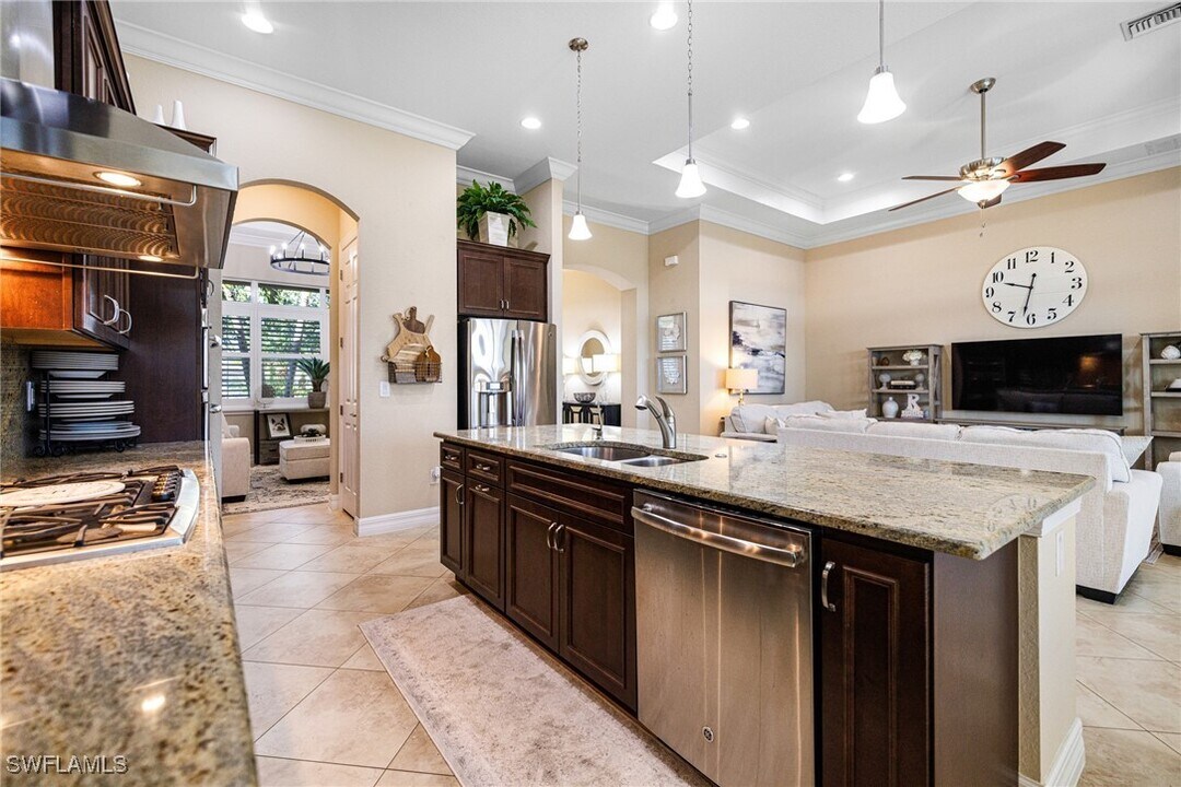 12809 Fairway Cove Ct in Ft. Myers, FL - Foto de edificio