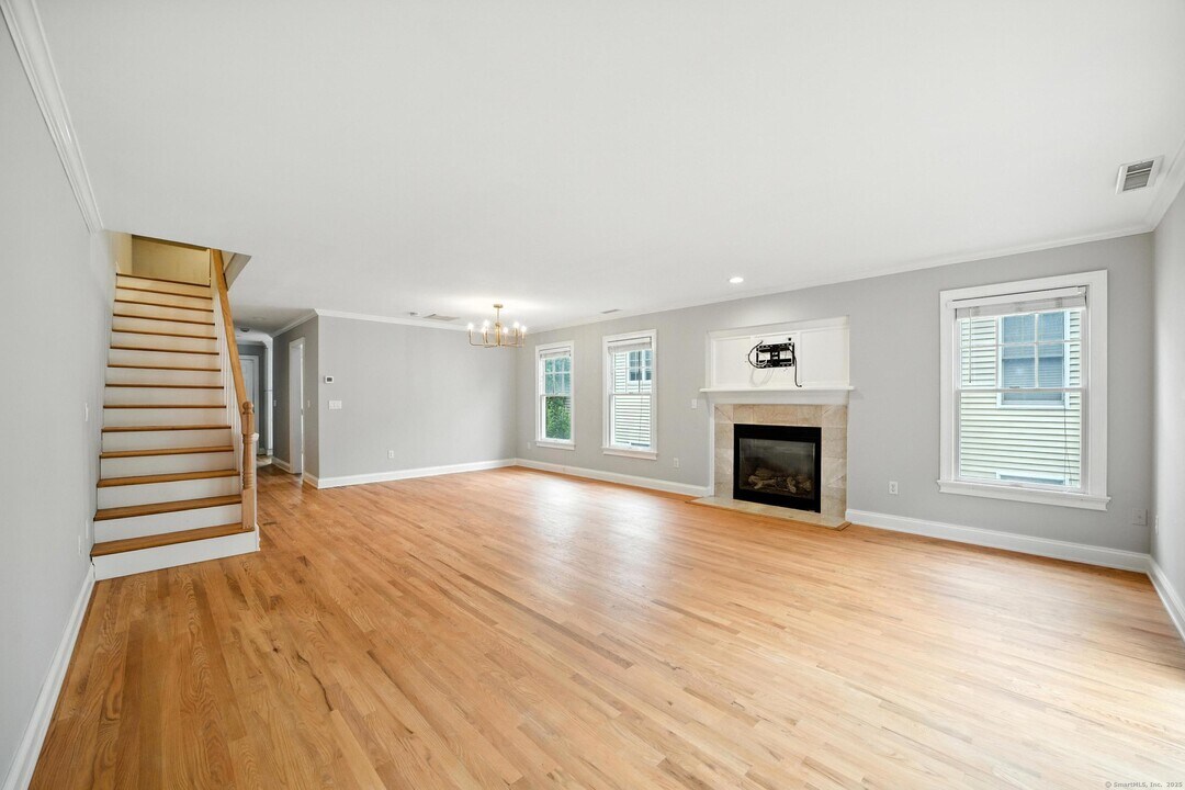 55 Rodwell Ave in Greenwich, CT - Building Photo