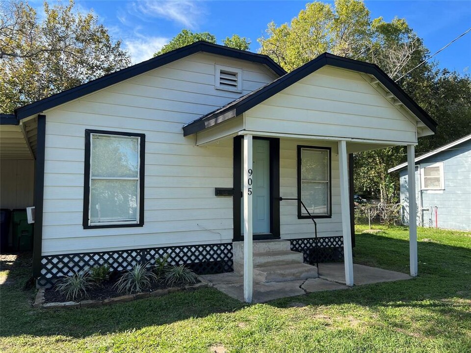 905 N Valderas St in Angleton, TX - Foto de edificio
