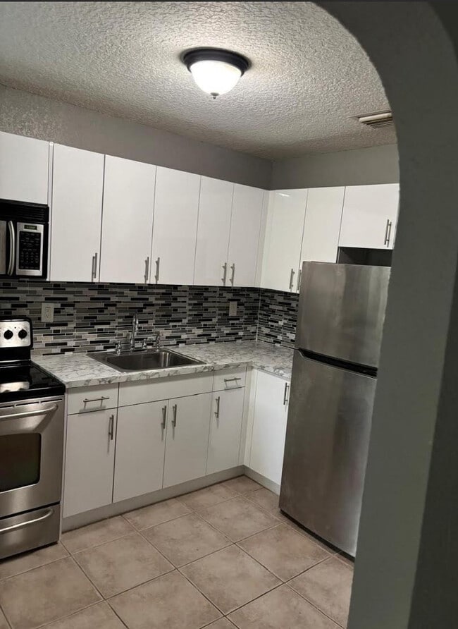 407 SE 3rd Ave in Hallandale Beach, FL - Building Photo - Building Photo