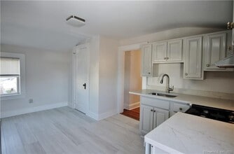 11 Dolsen Pl in Stamford, CT - Building Photo - Building Photo