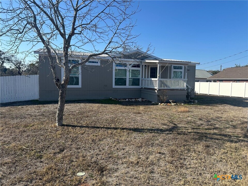 908 N Henry St in Cuero, TX - Building Photo