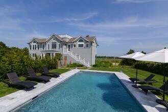 115 Dune Rd in Southampton, NY - Building Photo - Building Photo