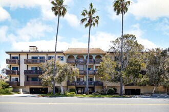 San Remos Apartments in Redondo Beach, CA - Foto de edificio - Building Photo