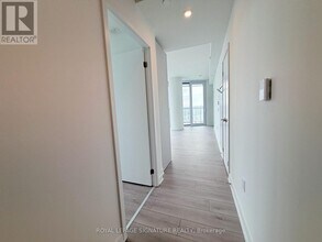 1 Fairview Rd E in Mississauga, ON - Building Photo - Building Photo