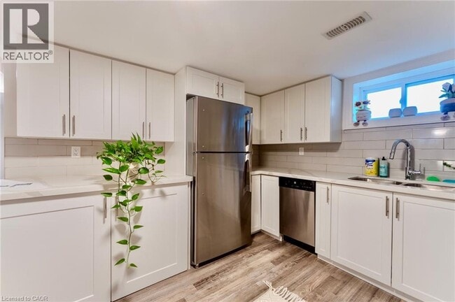 77 W 4th St in Hamilton, ON - Building Photo - Building Photo