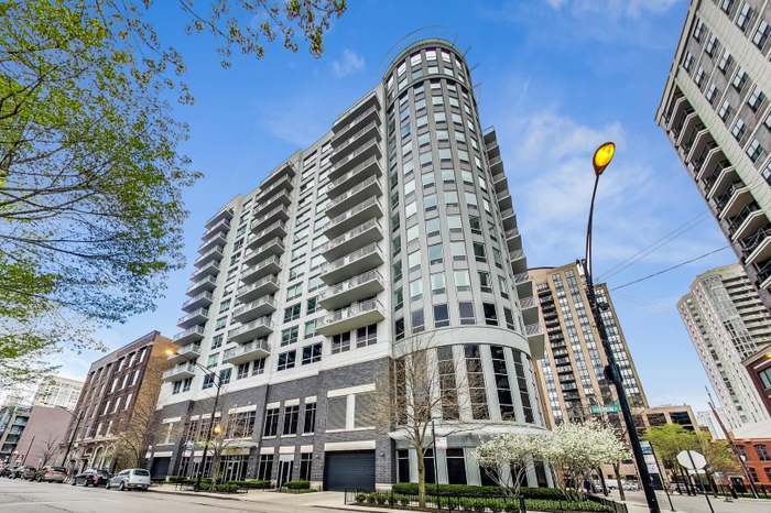 421 W Huron St, Unit 907 in Chicago, IL - Building Photo