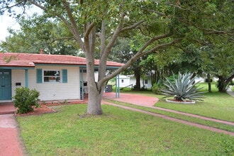1295 Pilgrim Rd in Spring Hill, FL - Foto de edificio - Building Photo