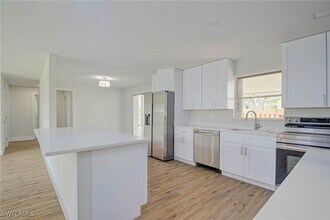 372 Park Ln Dr in North Fort Myers, FL - Building Photo - Building Photo