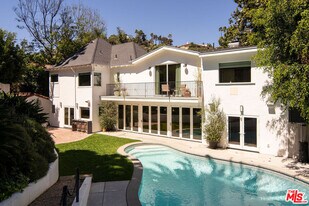 2003 El Cerrito Pl in Los Angeles, CA - Building Photo