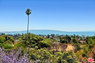 1166 Las Pulgas Pl in Los Angeles, CA - Building Photo - Building Photo