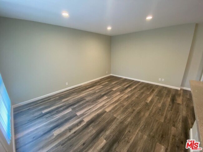 7925 Vineland Ave in Los Angeles, CA - Building Photo - Building Photo