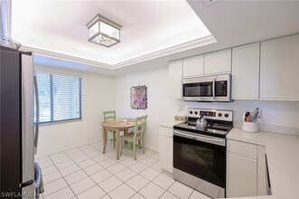 637 Beachwalk Cir in Naples, FL - Building Photo - Building Photo