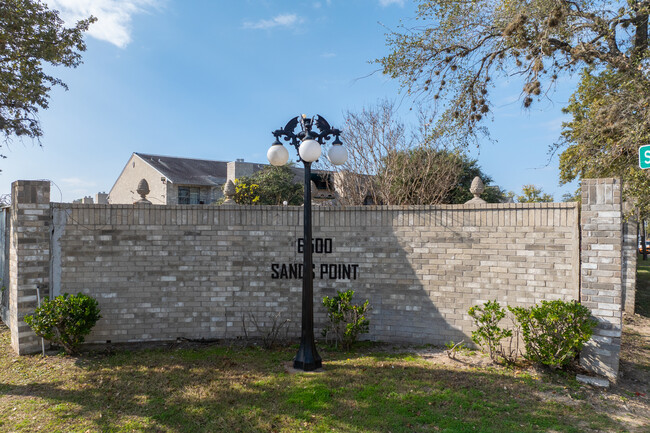 6500 Sands Point Dr in Houston, TX - Building Photo - Building Photo