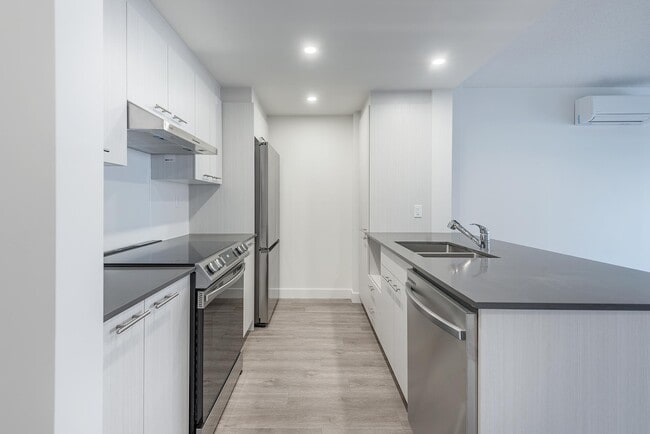 9355 R. Sherbrooke E in Montréal, QC - Building Photo - Building Photo