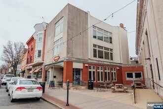 30 Park Ave, Unit 2 in Rutherford, NJ - Foto de edificio - Building Photo