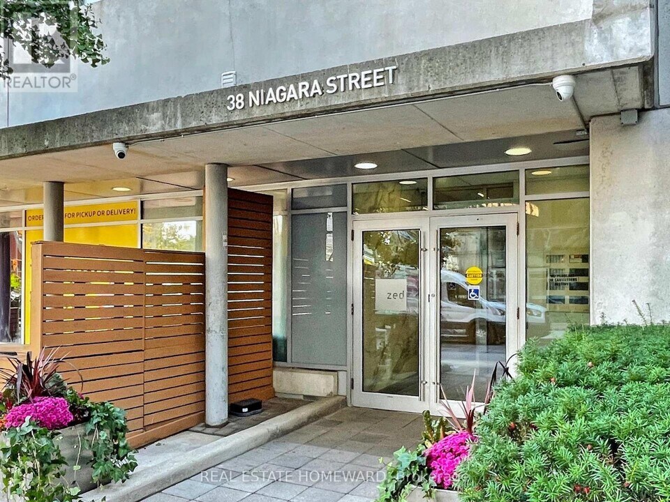38 Niagara St in Toronto, ON - Building Photo