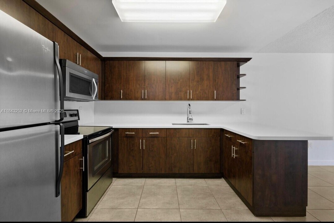 6940 Miami Gardens Dr in Hialeah, FL - Building Photo
