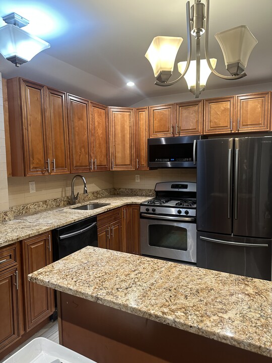 14146 Pershing Cres, Unit 3 in Jamaica, NY - Foto de edificio