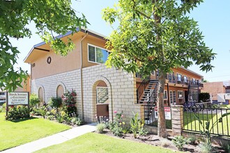 613 E Birch St in Brea, CA - Foto de edificio - Building Photo