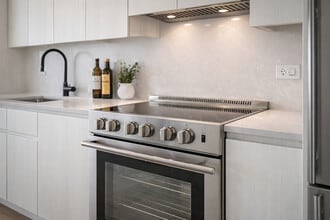 Woodside Central in Woodside, NY - Foto de edificio - Building Photo