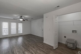 Riverfront in Mount Holly, NC - Foto de edificio - Interior Photo