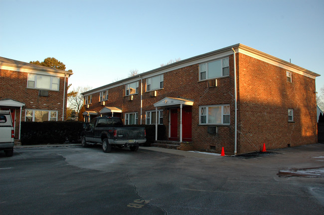 820 Green St in Iselin, NJ - Foto de edificio - Building Photo