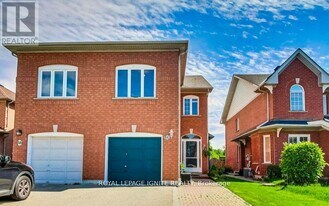 60 Pressed Brick Dr in Brampton, ON - Building Photo