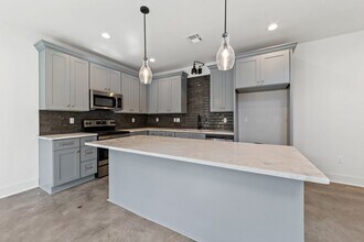 409 Highland Park Ln in Lafayette, LA - Foto de edificio - Building Photo