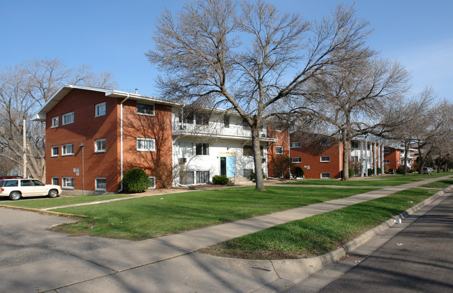 Cedar Pointe Apartments in Richfield, MN - Building Photo - Building Photo