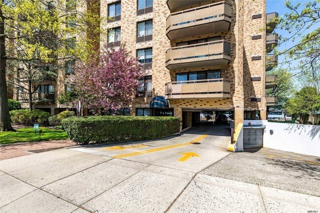 141 Great Neck Rd-Unit -2H in Great Neck, NY - Building Photo - Building Photo