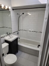 2122-2136 Queen St E in Toronto, ON - Building Photo - Building Photo