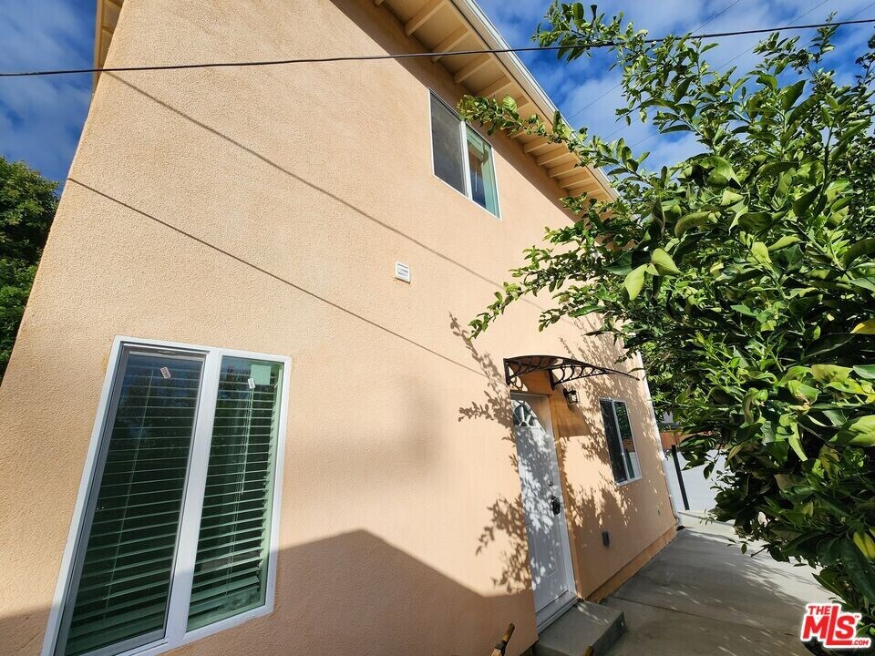 11618 Balboa Blvd in San Fernando, CA - Building Photo