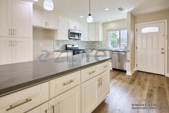 25313 Vía Viejo St in Lake Forest, CA - Building Photo - Building Photo